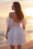 Une robe de mariée courte et pailletée en ivoire avec des volants