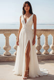 Robe de mariée en chiffon froncé en ivoire à décolleté en V avec une fente
