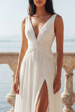 Robe de mariée en chiffon froncé en ivoire à décolleté en V avec une fente