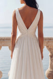 Robe de mariée en chiffon froncé en ivoire à décolleté en V avec une fente