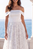 Robe de mariée en lade ivoire à épaules dénudées, traîne à balayage de lignes