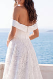 Robe de mariée en lade ivoire à épaules dénudées, traîne à balayage de lignes