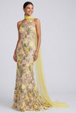 Robe maskini à fleurs jaunes appliquées en sirène sur une épaule