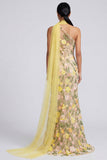Robe maskini à fleurs jaunes appliquées en sirène sur une épaule
