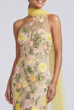 Robe maskini à fleurs jaunes appliquées en sirène sur une épaule
