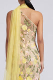 Robe maskini à fleurs jaunes appliquées en sirène sur une épaule