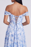 Robe formelle bleue fleurale A à épaules décalées avec fente
