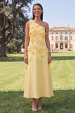 Robe midi fleurie jaune à une épaule en ligne A