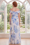 Robe de la mère de la mariée en chiffon blanche bleue décollée sur l’épaule