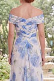 Robe de la mère de la mariée en chiffon blanche bleue décollée sur l’épaule
