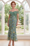 Robe de la mère de la mariée brodée en vert sirène sur l’épaule