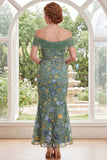 Robe de la mère de la mariée brodée en vert sirène sur l’épaule