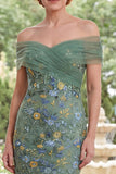 Robe de la mère de la mariée brodée en vert sirène sur l’épaule