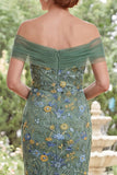 Robe de la mère de la mariée brodée en vert sirène sur l’épaule