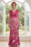 Robe de la mère de la mariée à manche courte à manches courtes en sirène fleurie en fuchsia à col en V