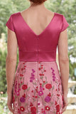 Robe de la mère de la mariée à manche courte à manches courtes en sirène fleurie en fuchsia à col en V