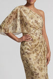 Robe longue fleurie champagne froncée de la mère de la mariée avec cape latérale