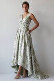 Une robe longue fleurie vert clair à fronçons de la mère de la mariée avec poches