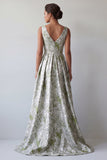 Une robe longue fleurie vert clair à fronçons de la mère de la mariée avec poches