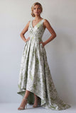 Une robe longue fleurie vert clair à fronçons de la mère de la mariée avec poches