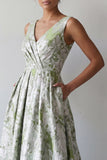 Une robe longue fleurie vert clair à fronçons de la mère de la mariée avec poches