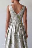 Une robe longue fleurie vert clair à fronçons de la mère de la mariée avec poches