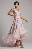 Une robe de la mère de la mariée à hauts fleurs hauts à col en V à fleurs basses avec volants
