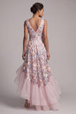 Une robe de la mère de la mariée à hauts fleurs hauts à col en V à fleurs basses avec volants