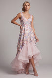 Une robe de la mère de la mariée à hauts fleurs hauts à col en V à fleurs basses avec volants