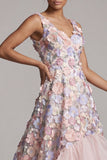 Une robe de la mère de la mariée à hauts fleurs hauts à col en V à fleurs basses avec volants