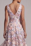 Une robe de la mère de la mariée à hauts fleurs hauts à col en V à fleurs basses avec volants