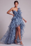 Une épaule robe de la mère de la mariée à volants bleu poussiéreux