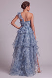 Une épaule robe de la mère de la mariée à volants bleu poussiéreux