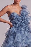 Une épaule robe de la mère de la mariée à volants bleu poussiéreux
