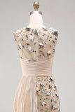 Robe de cérémonie longue abricot à col rond illusion, avec plis, paillettes et appliqués 3D