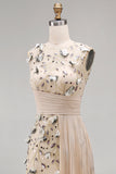 Robe de cérémonie longue abricot à col rond illusion, avec plis, paillettes et appliqués 3D