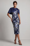 Robe de la mère de la mariée Bodycon fleurie bleu marine Midi avec cape