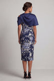 Robe de la mère de la mariée Bodycon fleurie bleu marine Midi avec cape
