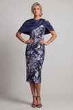 Robe de la mère de la mariée Bodycon fleurie bleu marine Midi avec cape