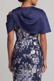 Robe de la mère de la mariée Bodycon fleurie bleu marine Midi avec cape
