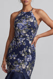 Robe longue de la mère de la mariée à col fleuri fleuri bleu marine à col nu
