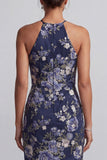 Robe longue de la mère de la mariée à col fleuri fleuri bleu marine à col nu