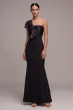 Robe longue cravate noire à une épaule sirène avec un nœud