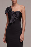 Robe longue cravate noire à une épaule sirène avec un nœud