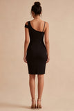Robe formelle noire courte courte avec une épaule et fente