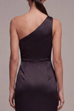 Robe de cérémonie longue sirène noire à une épaule avec fente
