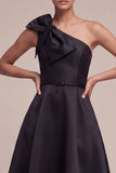 Robe formelle noire à une épaule A Line Midi avec nœud