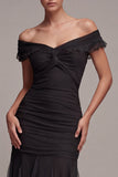 Robe longue formelle noire à épaules dénudées, sirène à fronçons et volants