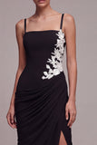 Robe formelle longue à col carré noire à fentes florales