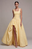 Robe formelle Daffodil à col carré à long trait A avec fente